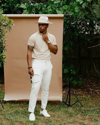 С чем носить светло-коричневую футболку-поло с принтом мужчине