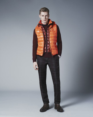 С чем носить светло-коричневый шарф с принтом мужчине