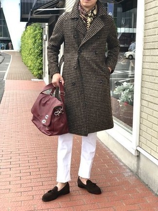 С чем носить светло-коричневый шарф с принтом мужчине