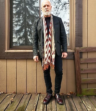 С чем носить светло-коричневый шарф с принтом мужчине