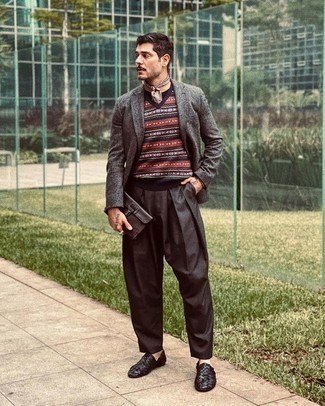 С чем носить светло-коричневый шарф с принтом мужчине