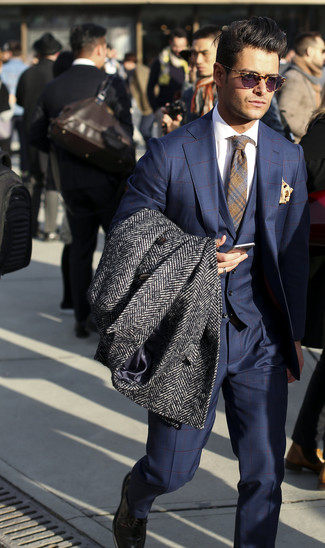 С чем носить светло-коричневый шелковый нагрудный платок с принтом