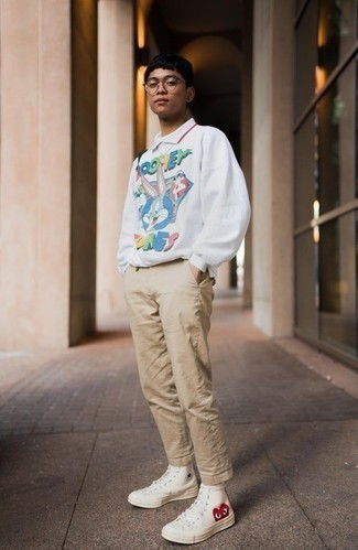 С чем носить светло-коричневые кеды с принтом мужчине