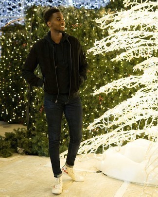 С чем носить светло-коричневые кеды с принтом мужчине