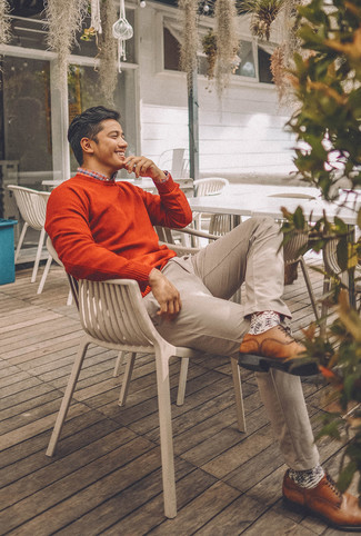 С чем носить светло-коричневые носки с принтом мужчине