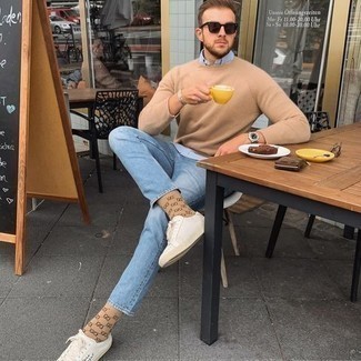 С чем носить светло-коричневые носки с принтом мужчине