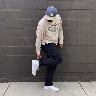 С чем носить светло-коричневый свитшот с принтом мужчине