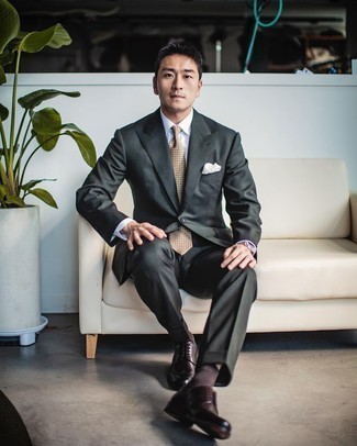 С чем носить светло-коричневый галстук с принтом мужчине