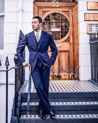 С чем носить светло-коричневый галстук с принтом мужчине