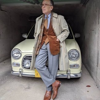 С чем носить светло-коричневый галстук с принтом мужчине