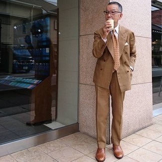 С чем носить светло-коричневый галстук с принтом мужчине