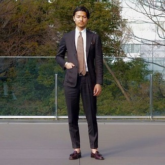 С чем носить светло-коричневый галстук с принтом мужчине