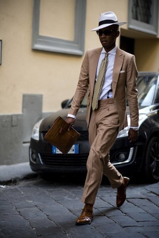 С чем носить светло-коричневый галстук с принтом мужчине