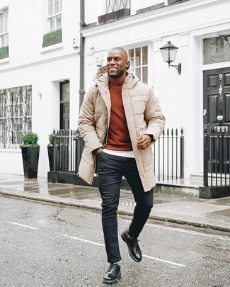 Какие свитера с круглым вырезом носить с светло-коричневым пуховиком мужчине