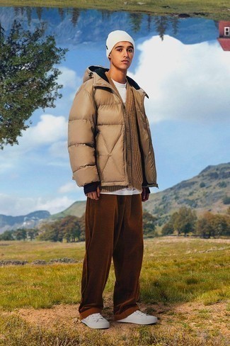 С чем носить светло-коричневую куртку-пуховик мужчине