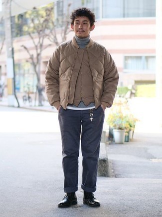 С чем носить светло-коричневый стеганый бомбер мужчине