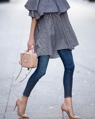 С чем носить светло-коричневую стеганую сумку через плечо