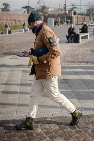 С чем носить светло-коричневую стеганую куртку-рубашку мужчине