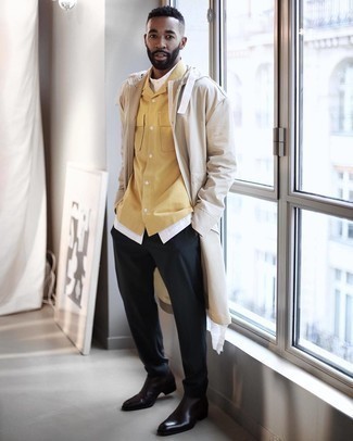 Как носить светло-коричневый дождевик с черными брюками чинос