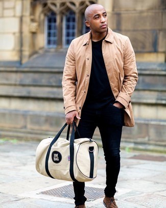 Как носить светло-коричневый дождевик с синими джинсами мужчине