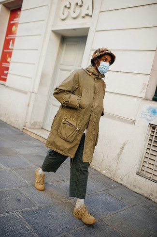 Какие брюки чинос носить с светло-коричневым дождевиком