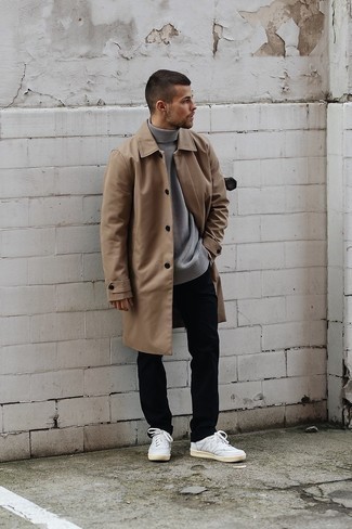 Какие брюки чинос носить с светло-коричневым дождевиком