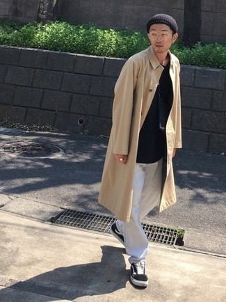 Какие брюки чинос носить с светло-коричневым дождевиком