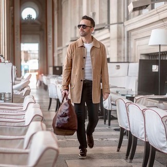 Как носить светло-коричневый дождевик с темно-коричневыми брюками чинос