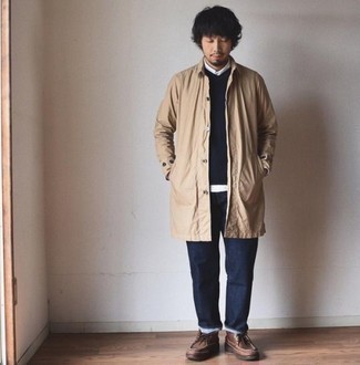 Как носить светло-коричневый дождевик с темно-коричневыми кожаными ботинками дезертами