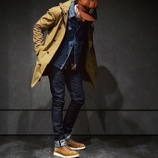Какие джинсовые куртки носить с светло-коричневым дождевиком мужчине
