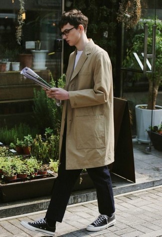 Какие классические рубашки носить с светло-коричневым дождевиком мужчине