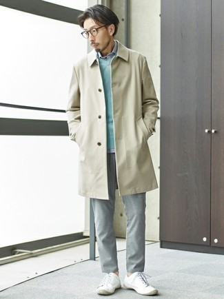 Как носить светло-коричневый дождевик с серыми брюками чинос