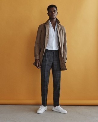 Как носить светло-коричневый дождевик с серыми брюками чинос