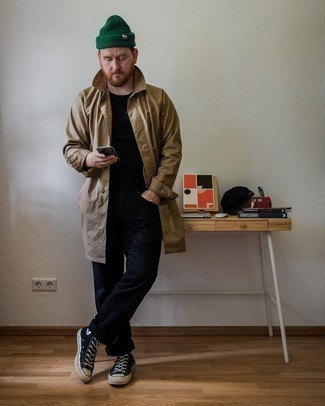 Какие высокие кеды носить с светло-коричневым дождевиком мужчине