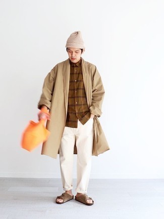 Какие джинсы носить с светло-коричневым дождевиком мужчине