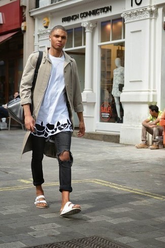 Какие джинсы носить с светло-коричневым дождевиком мужчине