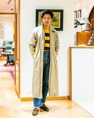 Какие джинсы носить с светло-коричневым дождевиком мужчине