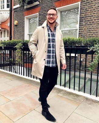 Какие джинсы носить с светло-коричневым дождевиком мужчине