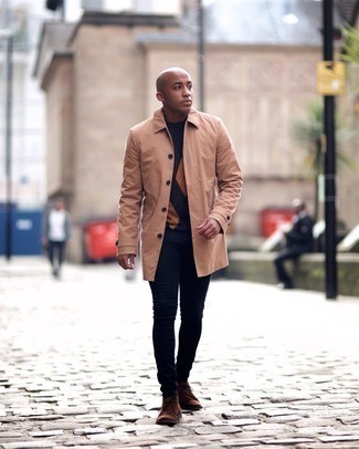 Какие джинсы носить с светло-коричневым дождевиком мужчине