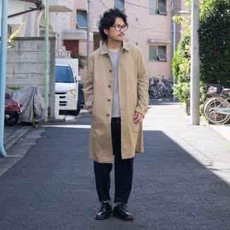 Какие джинсы носить с светло-коричневым дождевиком мужчине