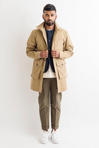 Какие низкие кеды носить с светло-коричневым дождевиком мужчине