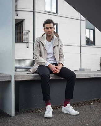 Какие низкие кеды носить с светло-коричневым дождевиком мужчине