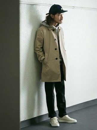 Какие низкие кеды носить с светло-коричневым дождевиком мужчине