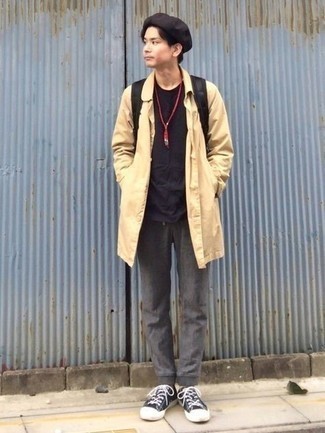 Какие низкие кеды носить с светло-коричневым дождевиком мужчине