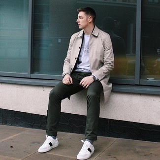 Какие низкие кеды носить с светло-коричневым дождевиком мужчине