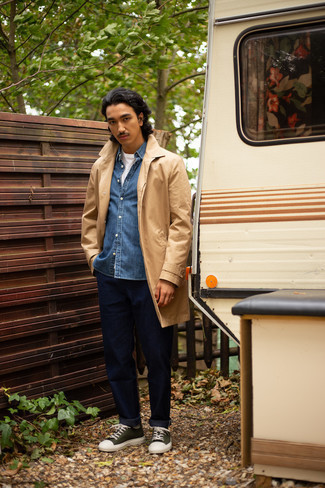 Как носить светло-коричневый дождевик с темно-синими брюками чинос