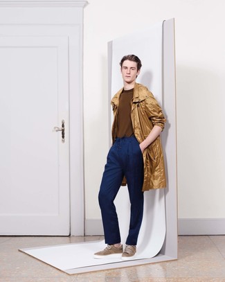 Как носить светло-коричневый дождевик с темно-синими классическими брюками мужчине