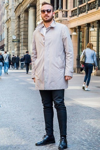 Какие зауженные джинсы носить с светло-коричневым дождевиком мужчине