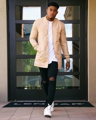 Какие зауженные джинсы носить с светло-коричневым дождевиком мужчине