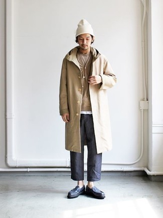 Какие трикотажные жилеты носить с светло-коричневым дождевиком мужчине